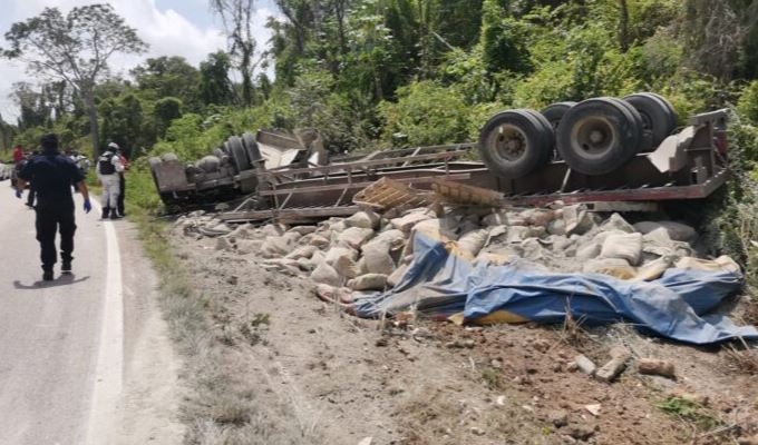 Vuelca camión en las ‘curvas del diablo’ en José María Morelos, Quintana Roo Vuelca camión en las ‘curvas del diablo’ en José María Morelos, Quintana Roo