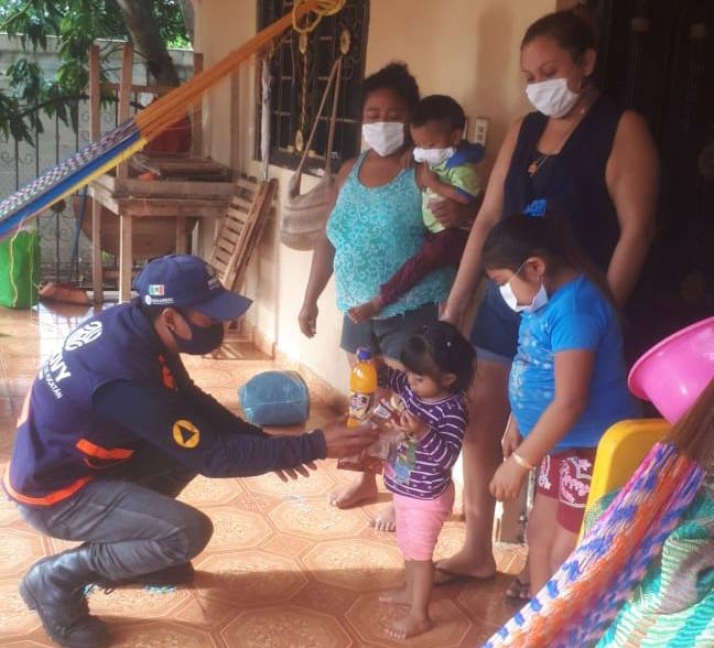 Con ayuda del DIF, se entregaron paquetes alimenticios y refugio a las familias más necesitadas de los municipios afectados Con ayuda del DIF, se entregaron paquetes alimenticios y refugio a las familias más necesitadas de los municipios afectados
