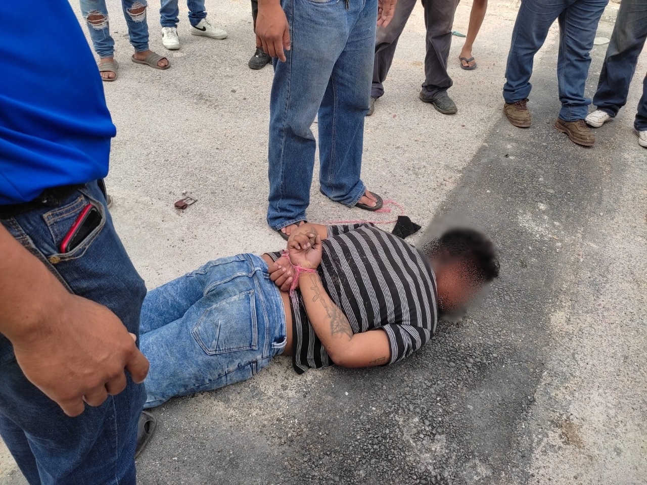 Los vecinos amarraron al asaltante con mecate y un cinturón