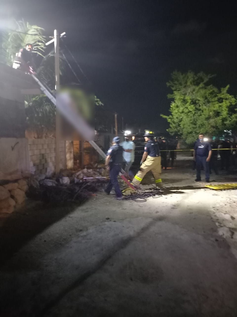 Personal de Bomberos y Semefo coordinaron el levantamiento del cadáver en la colonia In House de Playa del Carmen