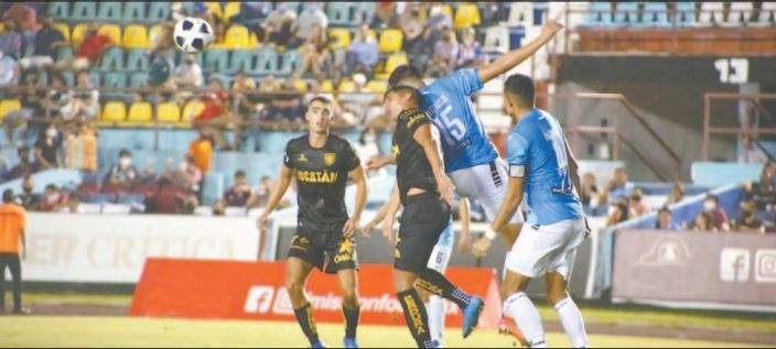 El primer tiro a portería de los ciervos fue hasta el minuto 39 con una chilena desde fuera del área grande de Mauro Pérez