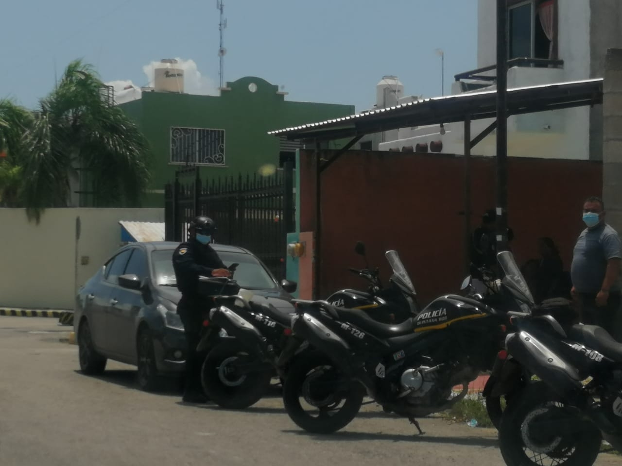 Al lugar llegaron 4 elementos policiacos que se hicieron cargo de la escena Al lugar llegaron 4 elementos policiacos que se hicieron cargo de la escena