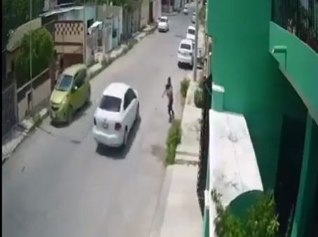 Jorge Carlos Espinosa Rodríguez compartió un video donde se muestra cómo un hombre se lleva por la fuerza a una niña