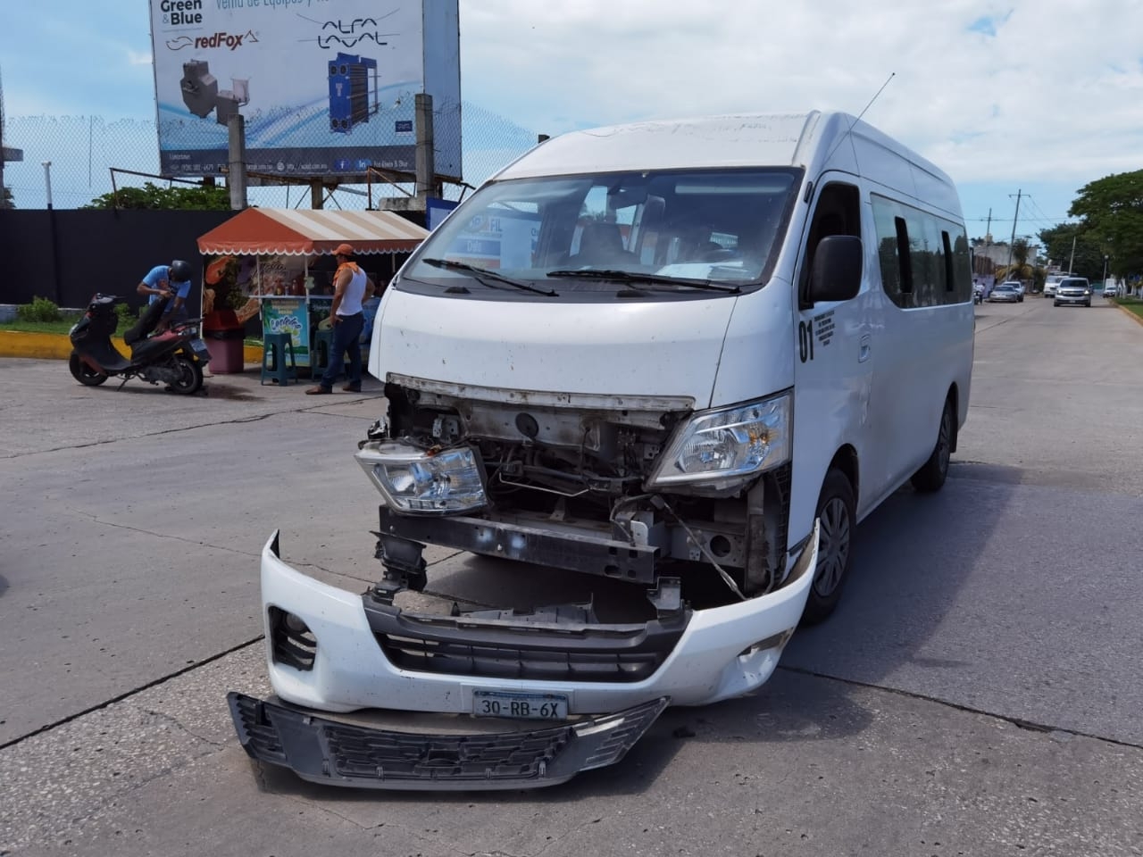 La camioneta impactó al taxi al cambiar de carril