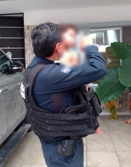 Los policías llegaron al lugar de los hechos para poner a salvo al menor