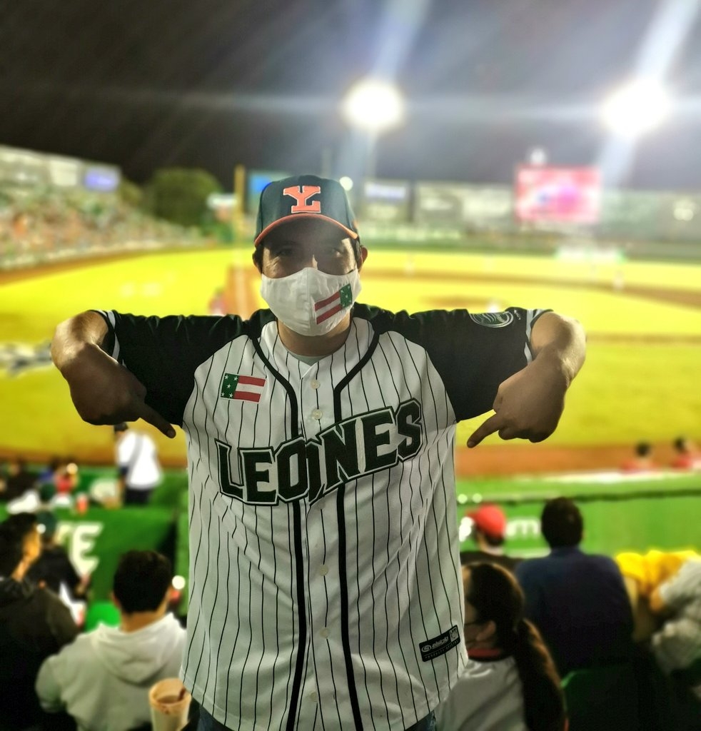 Aficionados celebran la victoria de los melenudos que ahora se encuentran a un paso de la corono