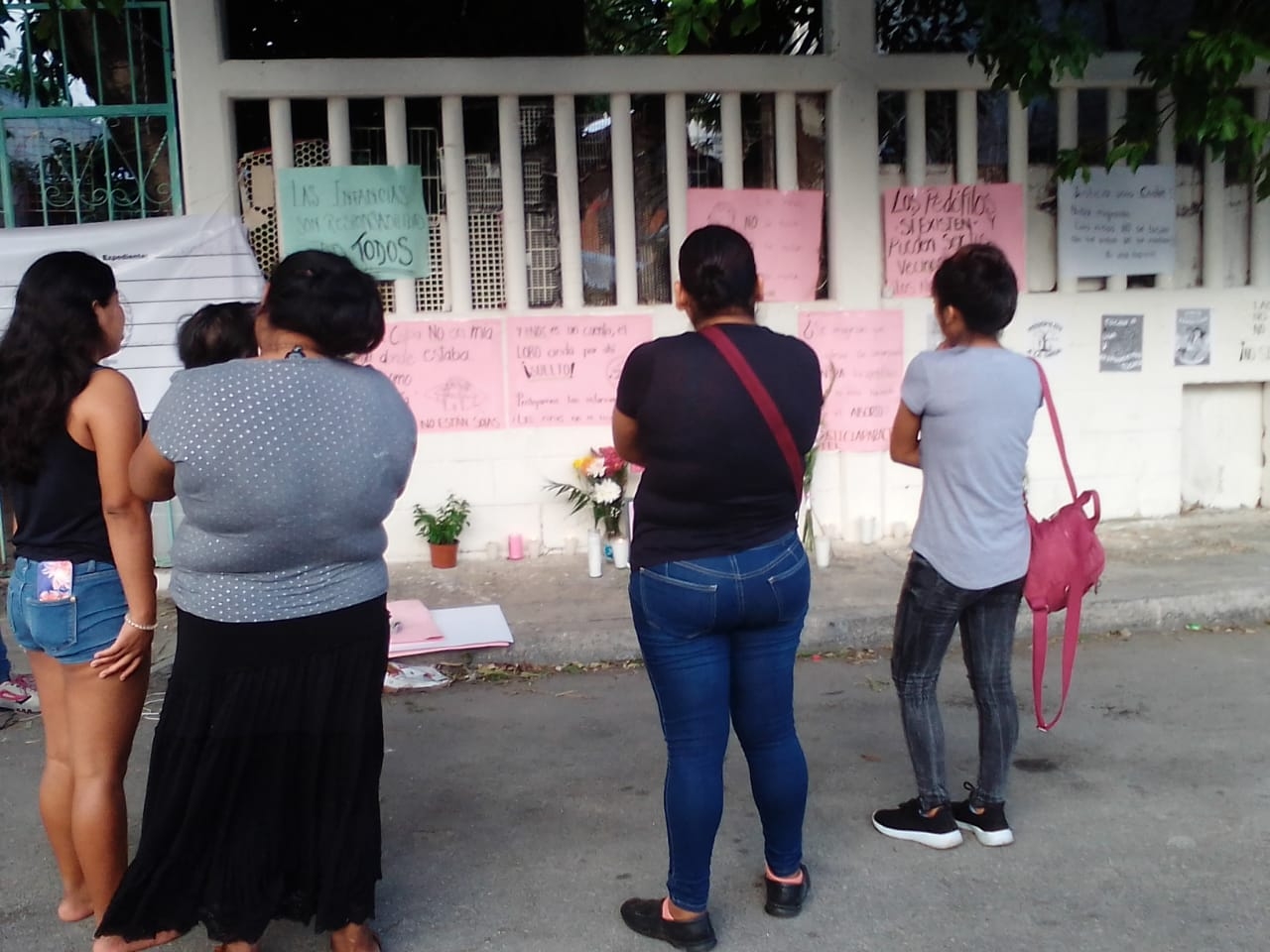 Colectivos feministas y ciudadanos de Playa del Carmen acudieron a la casa de la Familia de Cristel a dejar flores tras la muerte de la menor