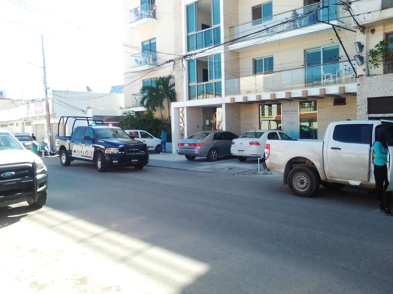 Personal de Servicios Periciales de la FGE Quintana Roo acudieron para realizar el levantamiento del cadáver de la turista
