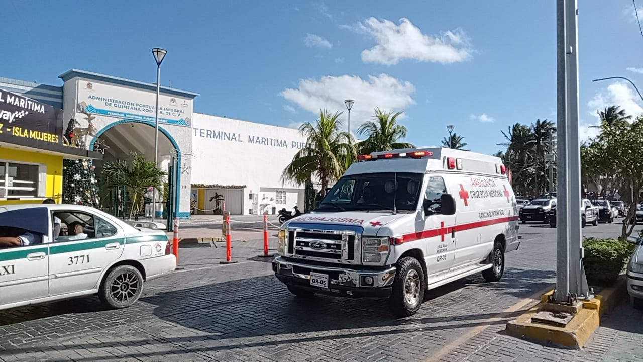Una ambulancia en la terminal marítima de Apiqroo en Cancún trasladó a varios de los turistas que cayeron al agua en Isla Mujeres