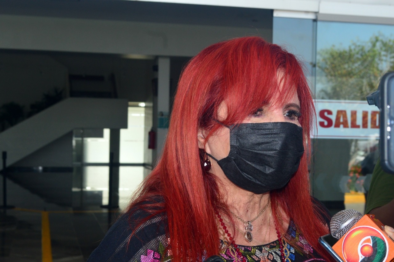 La gobernadora fue entrevistada al salir del aeropuerto
