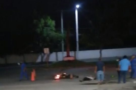 Camioneta golpea a dos personas en una moto en Chetumal; ambos están graves