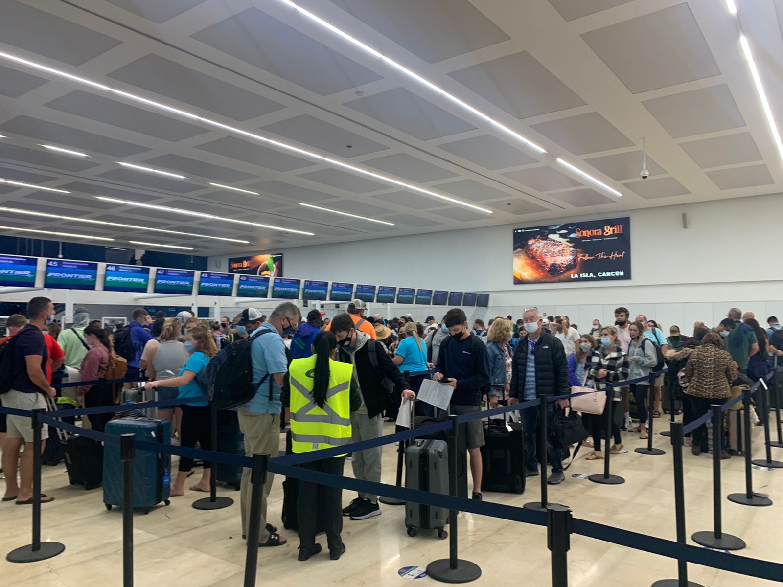 Los pasajeros recriminan a Aeroméxico de no dar soluciones directas al problema de cancelación de vuelos en Cancún Los pasajeros recriminan a Aeroméxico de no dar soluciones directas al problema de cancelación de vuelos en Cancún