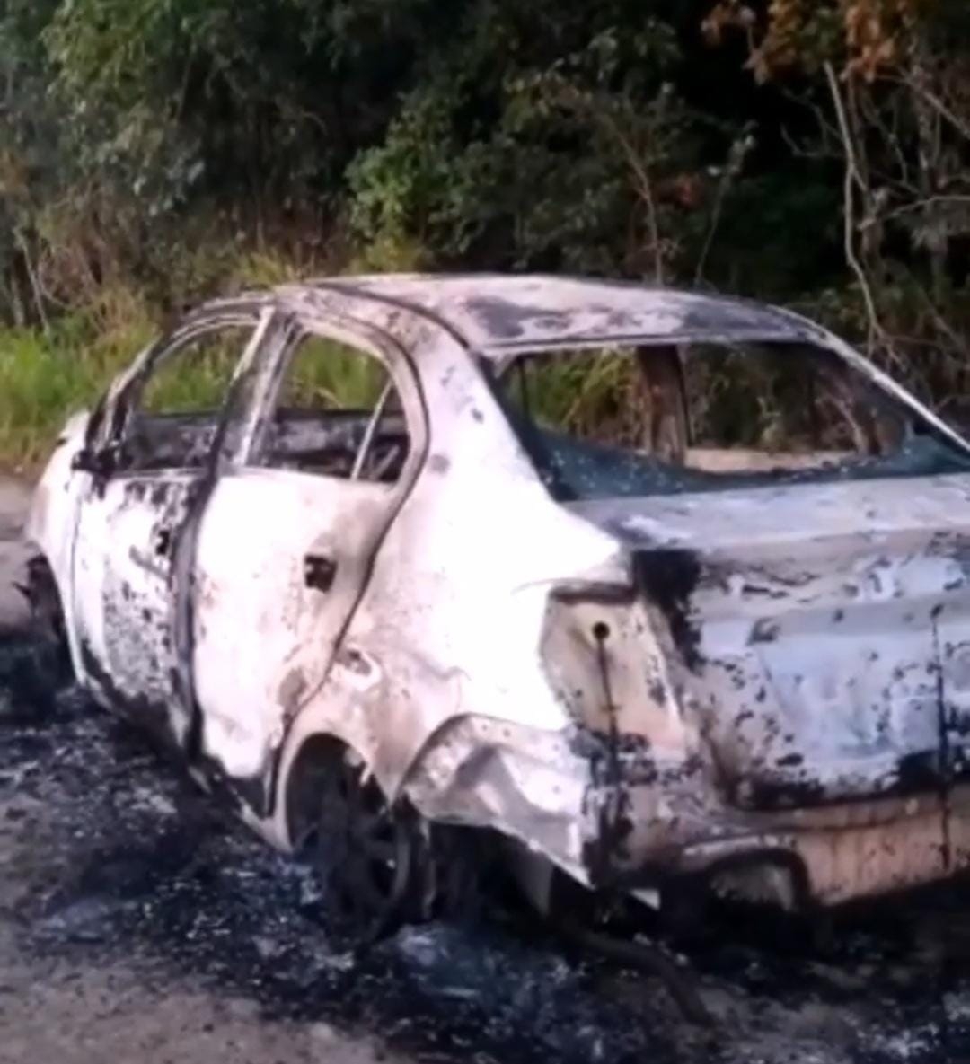 El vehículo fue hallado este lunes en las inmediaciones de la comunidad de Juan Sarabia y se desconocer si era un taxi El vehículo fue hallado este lunes en las inmediaciones de la comunidad de Juan Sarabia y se desconocer si era un taxi