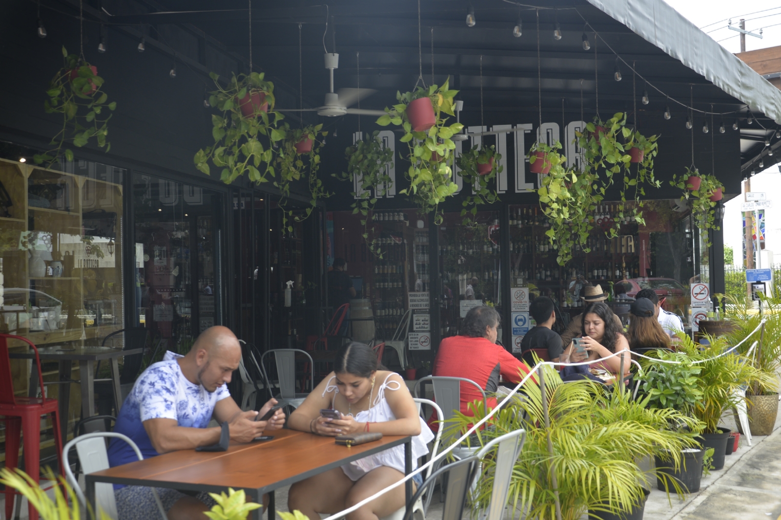 Varios restaurantes eliminaron el desayuno buffet para evitar la afluencia de personas