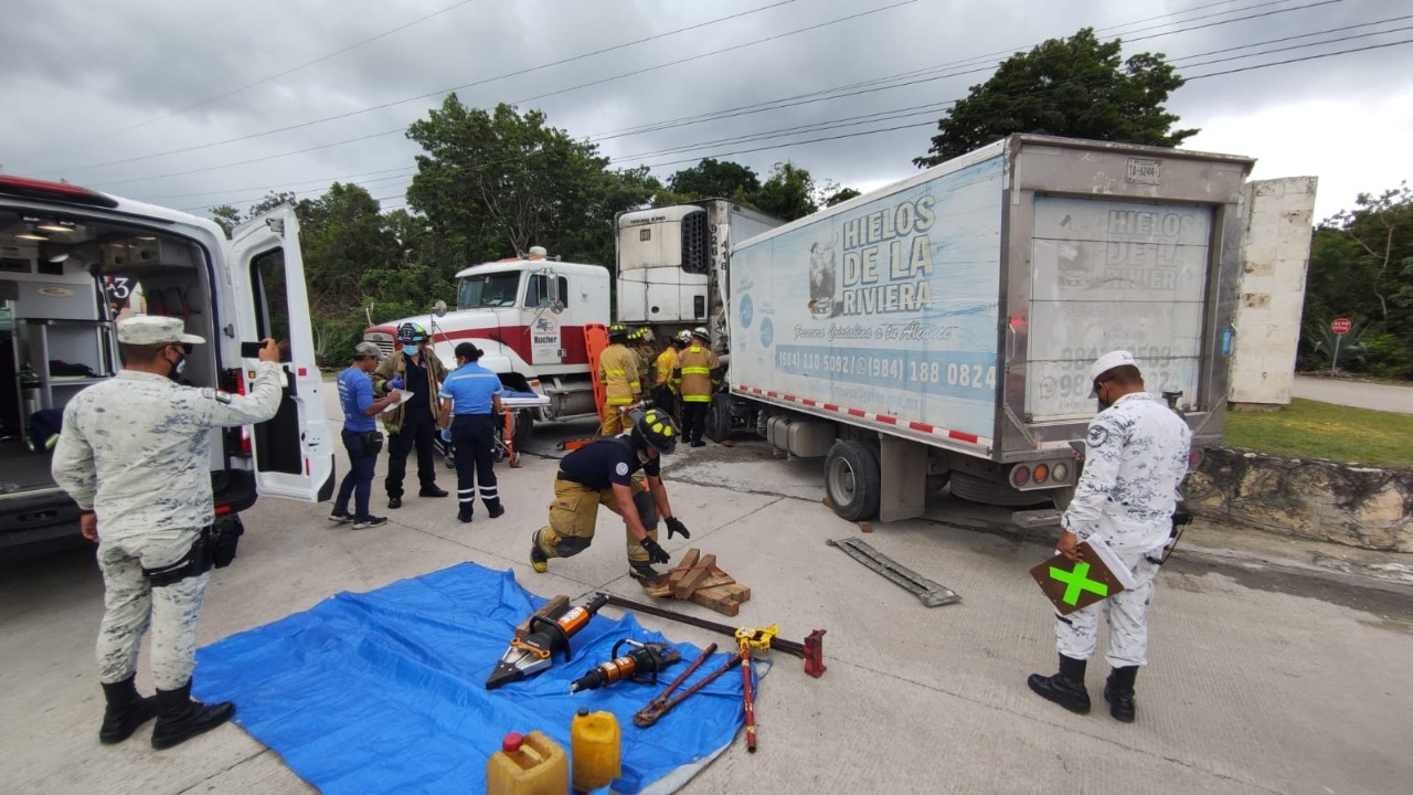 Trasladan al hospital de Playa del Carmen a chofer tras quedar prensado en un choque