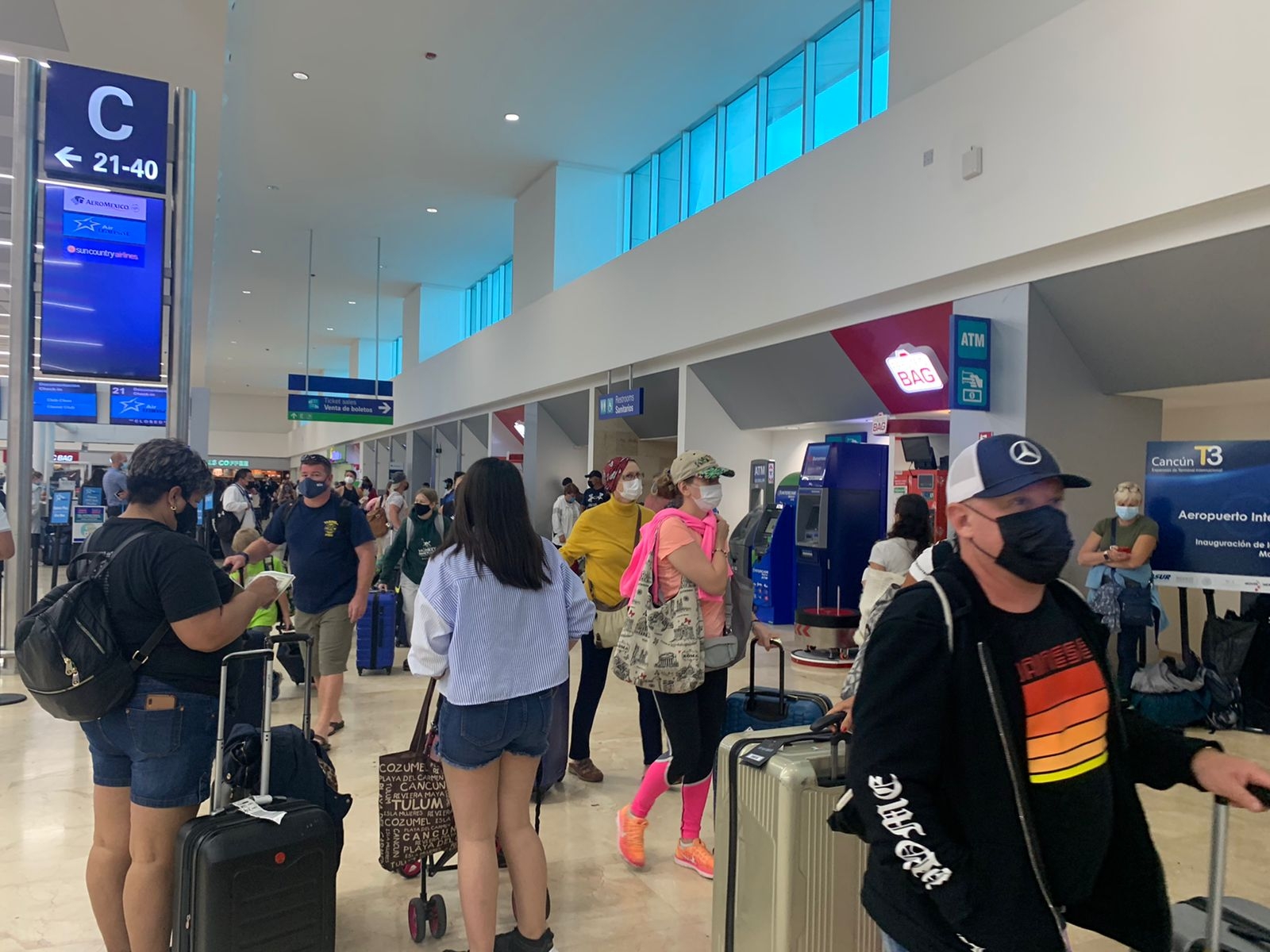 Algunos pasajeros de Aeroméxico están en espera de sus vuelos de regreso a la CDMX y otros destinos, que fueron previamente cancelados Algunos pasajeros de Aeroméxico están en espera de sus vuelos de regreso a la CDMX y otros destinos, que fueron previamente cancelados