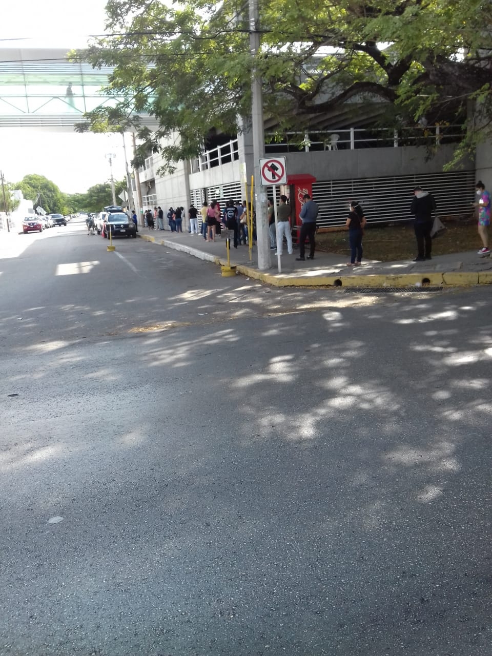Este lunes hospitales de Mérida registraron largas filas de ciudadanos que buscaban hacerse una prueba contra el COVID-19