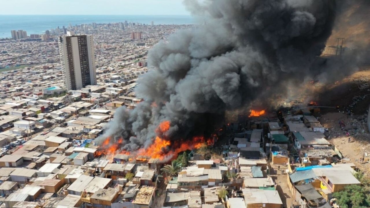 El incendio cubrió una zona muy grande del campamento El incendio cubrió una zona muy grande del campamento