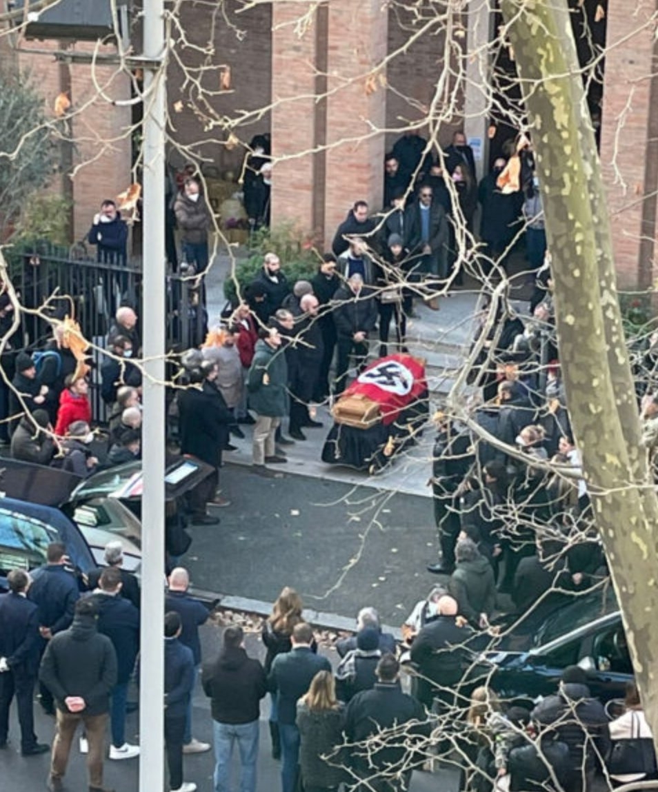 Se trató del funeral celebrado el lunes de Alessia Augello, integrante del partido de extrema derecha Forza Nuova Se trató del funeral celebrado el lunes de Alessia Augello, integrante del partido de extrema derecha Forza Nuova