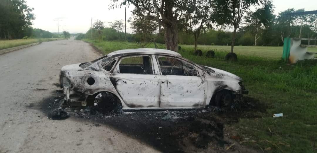 UN vehículo quedó totalmente calcinado en el Ejido Sergio Butrón Casas, al Sur de Quintana Roo donde ardió durante más de cinco horas UN vehículo quedó totalmente calcinado en el Ejido Sergio Butrón Casas, al Sur de Quintana Roo donde ardió durante más de cinco horas