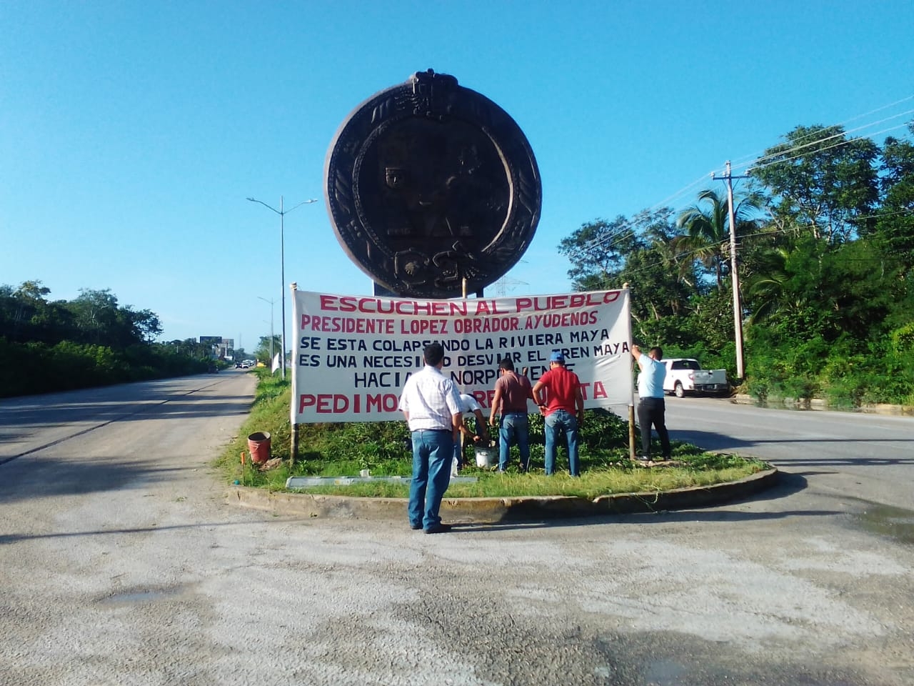 La manta puede verse en la entrada a Playa del Carmen, donde piden solución del Gobierno Federal sobre el trazo del Tren Maya en Q.Roo La manta puede verse en la entrada a Playa del Carmen, donde piden solución del Gobierno Federal sobre el trazo del Tren Maya en Q.Roo