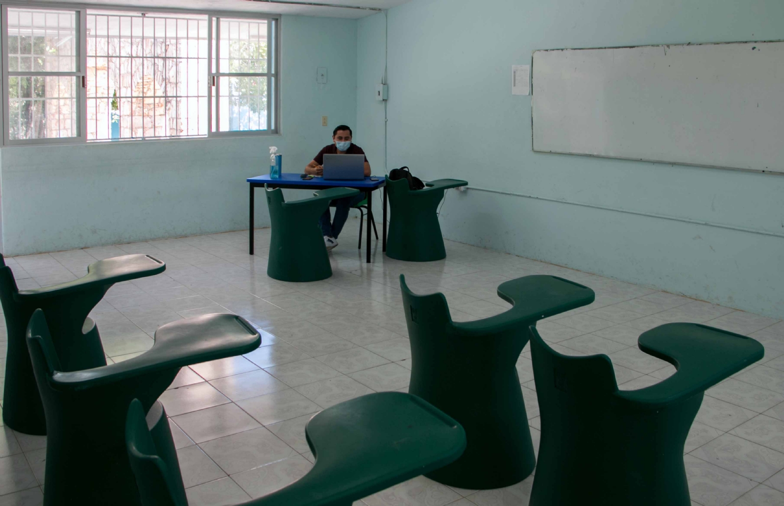 La directora de la escuela secundaria “Juan José Hoil” señaló que con el modelo híbrido, los estudiantes ya se estaban acostumbrando a acudir a tomar clases La directora de la escuela secundaria “Juan José Hoil” señaló que con el modelo híbrido, los estudiantes ya se estaban acostumbrando a acudir a tomar clases
