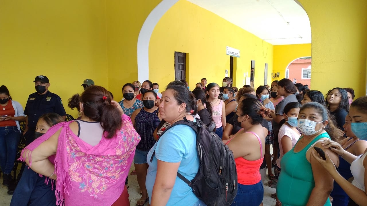 Los pobladores dieron su respaldo al nuevo comisario y acusaron a la alcaldesa de saquear el palacio Los pobladores dieron su respaldo al nuevo comisario y acusaron a la alcaldesa de saquear el palacio