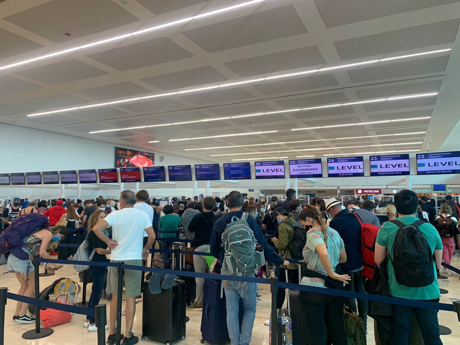 Los pasajeros de Aeroméxico esperan respuesta de la aerolínea, y algunos pidieron sus reembolsos