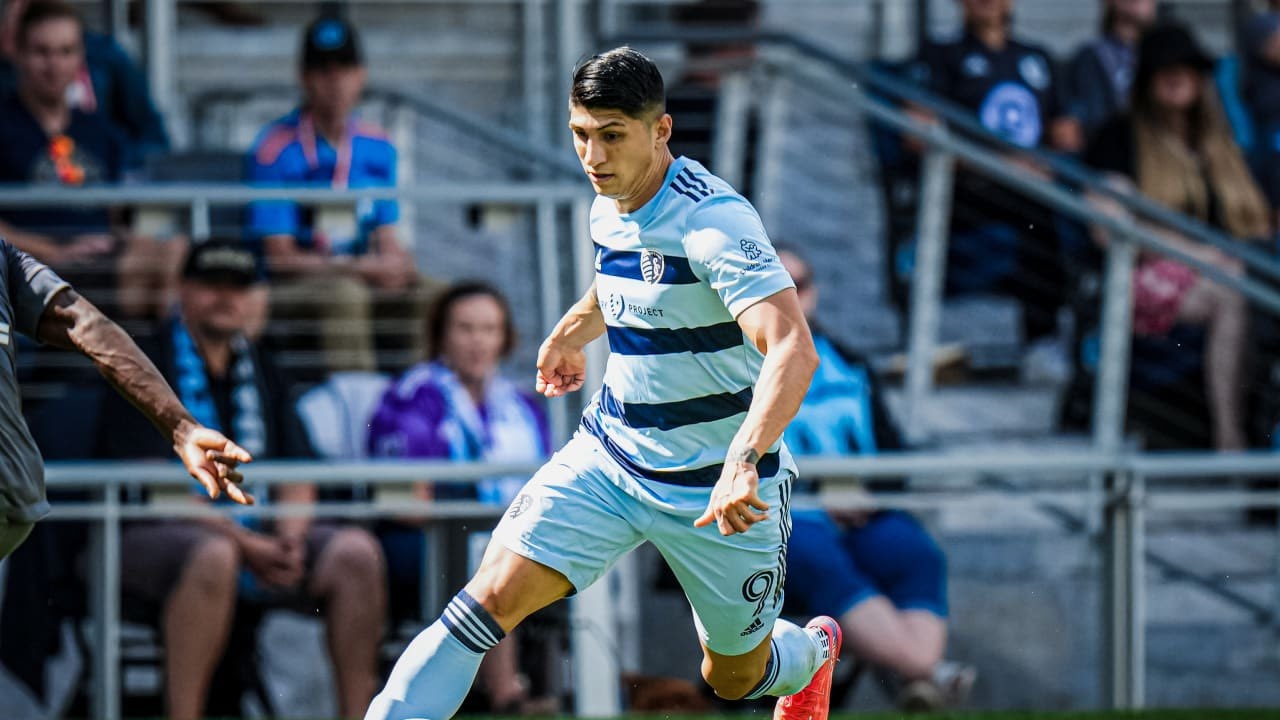 A través de un comunicado, el Sporting de Kansas City explicó que el delantero irá al quirófano y estará 12 meses fuera A través de un comunicado, el Sporting de Kansas City explicó que el delantero irá al quirófano y estará 12 meses fuera