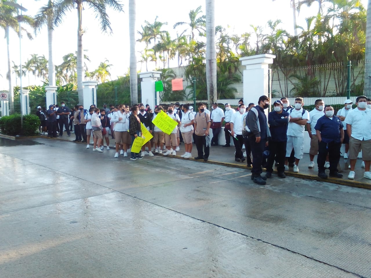Los trabajadores hoteleros exigen la salida de la empresa LIPU como encargada del transporte de personal del Princess Playa del Carmen Los trabajadores hoteleros exigen la salida de la empresa LIPU como encargada del transporte de personal del Princess Playa del Carmen