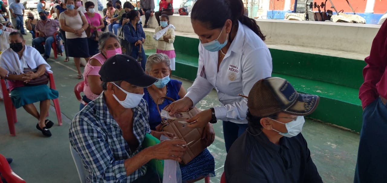 Menciono que por disposiciones centrales, al menos por esta ocasión se pagó alrededor de 600 adultos mayores que viven en la cabecera municipal Menciono que por disposiciones centrales, al menos por esta ocasión se pagó alrededor de 600 adultos mayores que viven en la cabecera municipal