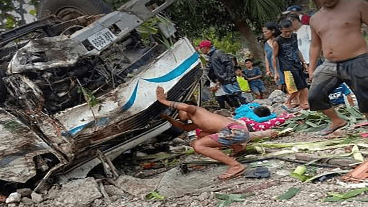 Otros pasajeros resultaron heridos, entre ellos una docena de niños, según la misma fuente Otros pasajeros resultaron heridos, entre ellos una docena de niños, según la misma fuente