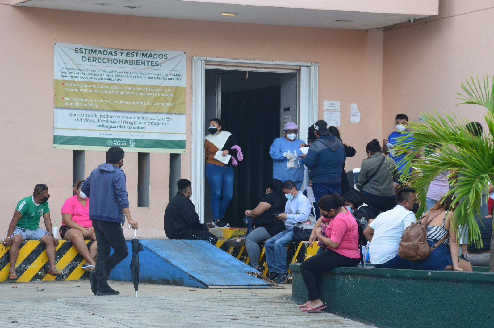 En el IMSS de Playa del Carmen se han visto filas de personas en espera de la aplicación de la prueba COVID En el IMSS de Playa del Carmen se han visto filas de personas en espera de la aplicación de la prueba COVID