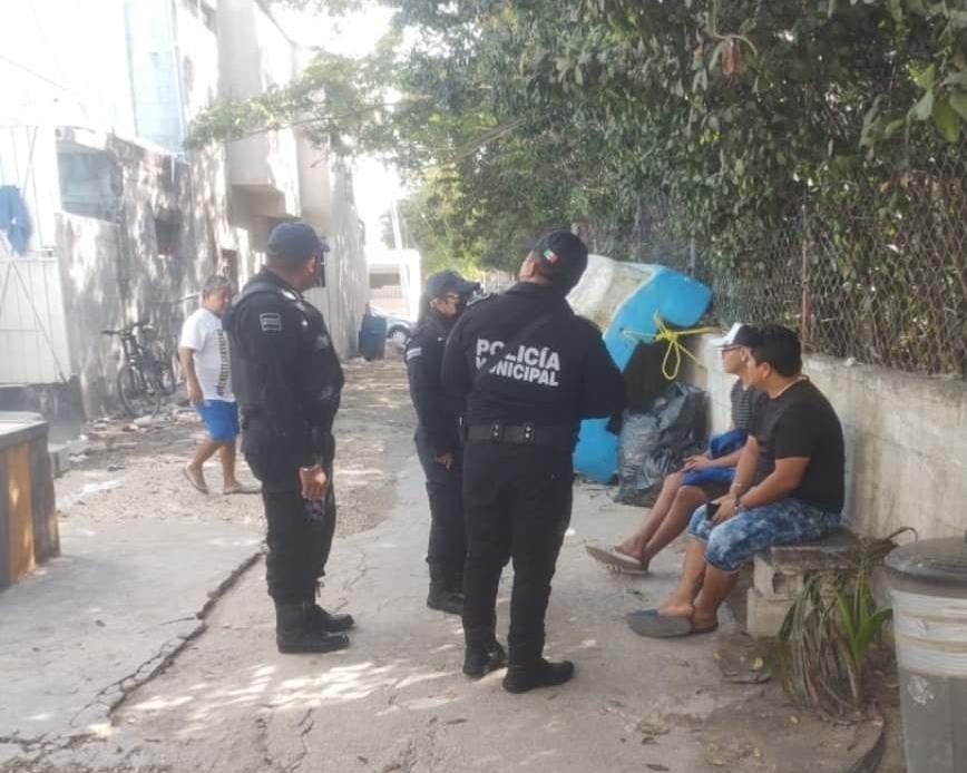 En el recorrido los policías se hicieron acompañar de un elemento canino para detectar uso de algún tipo de droga En el recorrido los policías se hicieron acompañar de un elemento canino para detectar uso de algún tipo de droga