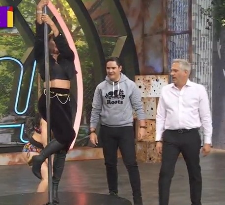 La conductora demostró tener habilidades en el poledance. Foto: Captura de pantalla La conductora demostró tener habilidades en el poledance. Foto: Captura de pantalla