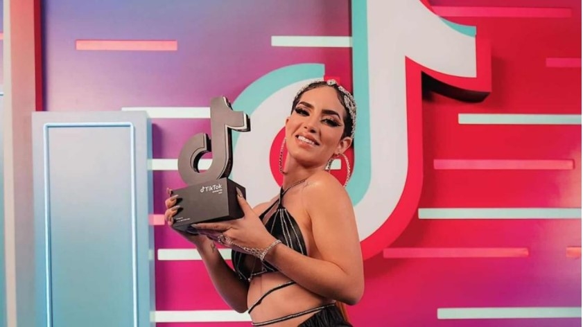 La guapa influencer recibió un galardón único y distinto al resto de los ganadores. Foto: Instagram @kimberly.loaiza La guapa influencer recibió un galardón único y distinto al resto de los ganadores. Foto: Instagram @kimberly.loaiza