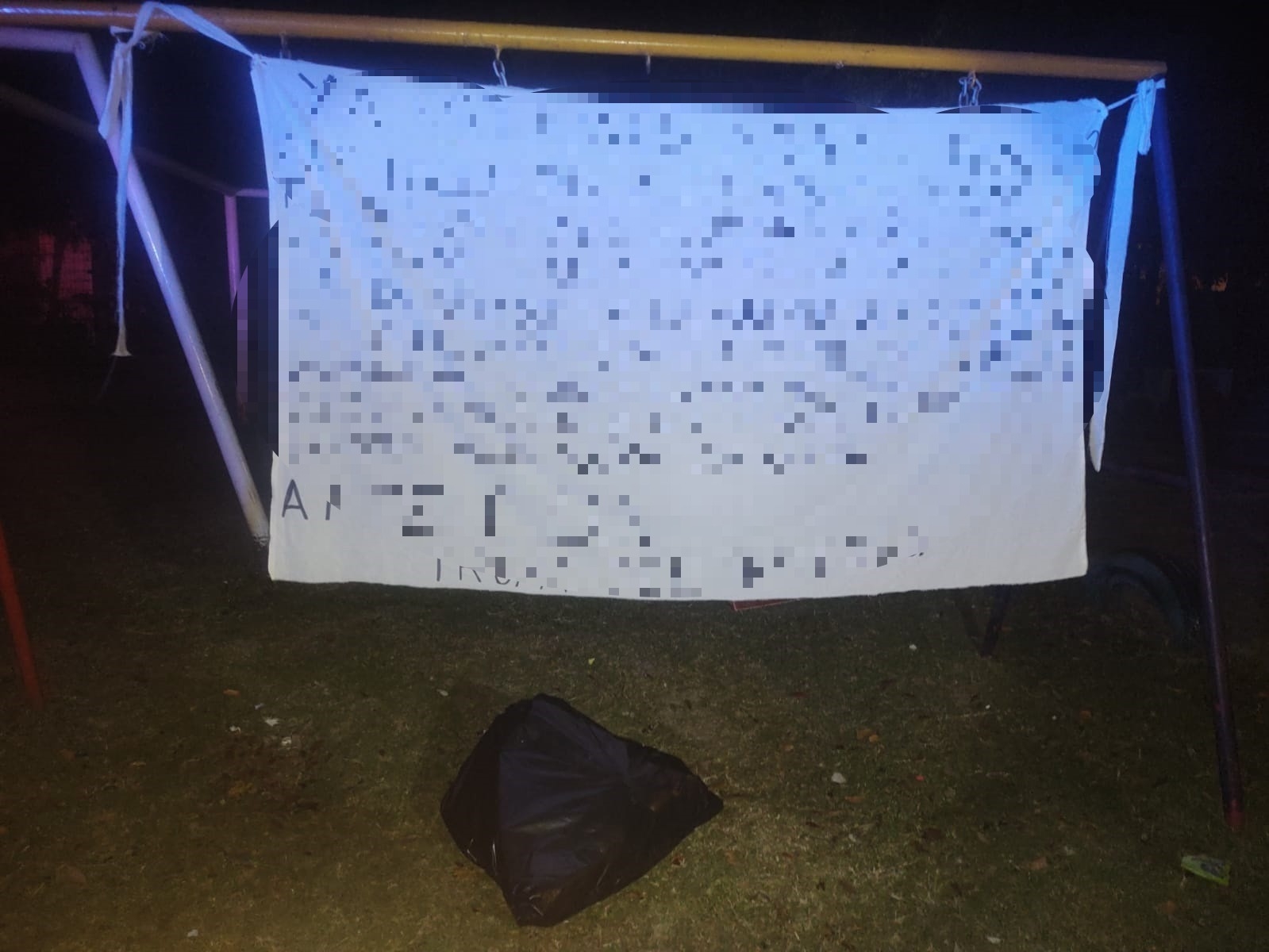 Ayer en la madrugada dos personas a bordo de una motocicleta vieron el narcomensaje meciéndose en un columpio en un área de juegos Ayer en la madrugada dos personas a bordo de una motocicleta vieron el narcomensaje meciéndose en un columpio en un área de juegos