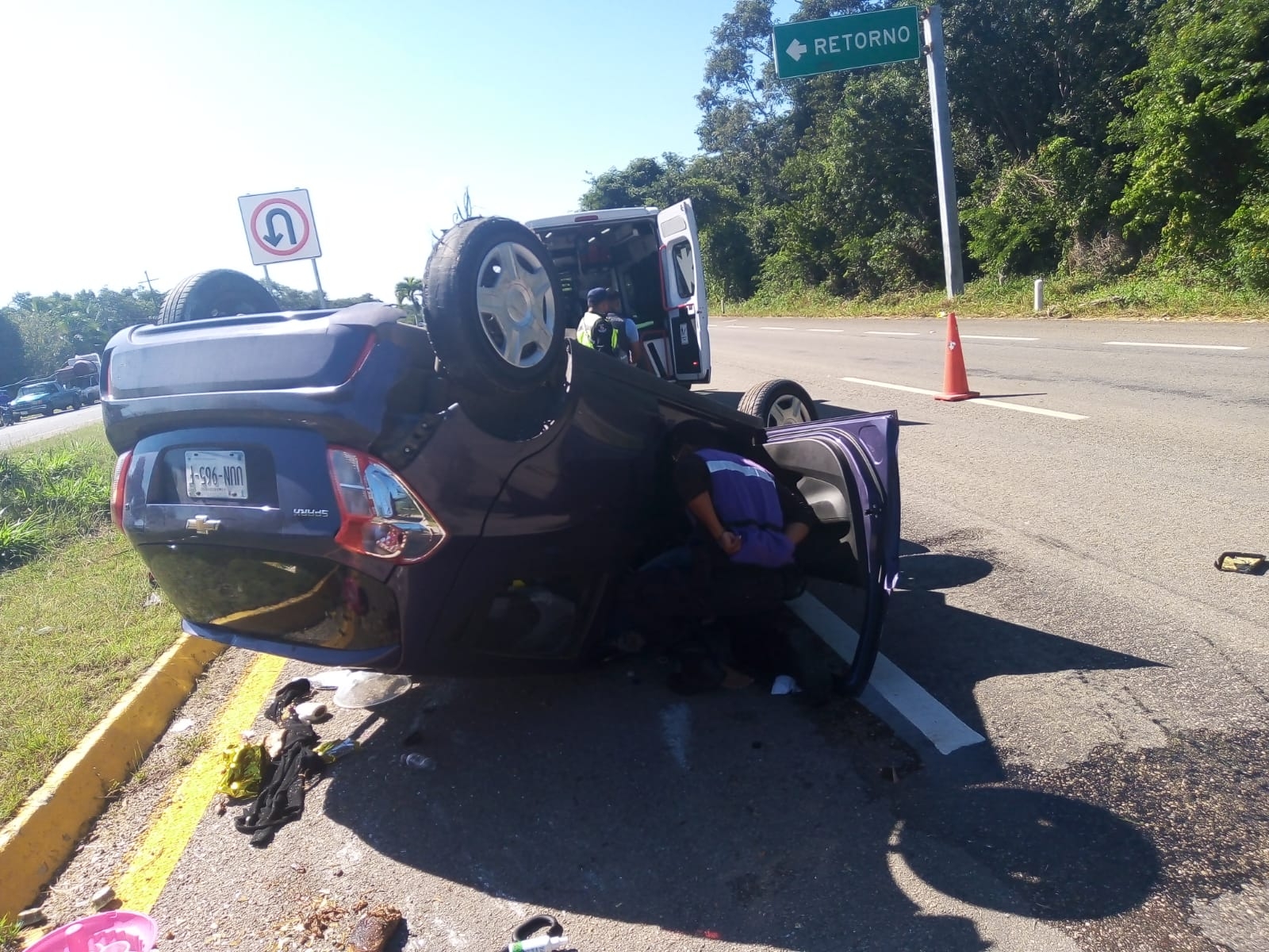 Por exceso de velocidad, vehículo termina volcado quedando con las cuatro llantas al aire Por exceso de velocidad, vehículo termina volcado quedando con las cuatro llantas al aire