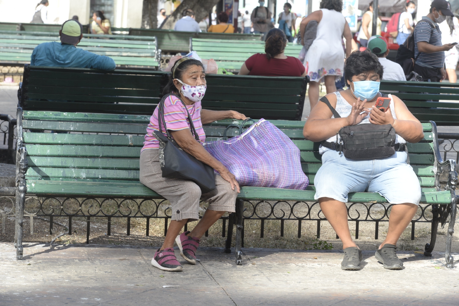 La mayoría de los usuarios no higieniza constantemente los también llamados nasobucos, se los pone varias veces y los de color no los desinfecta con cloro