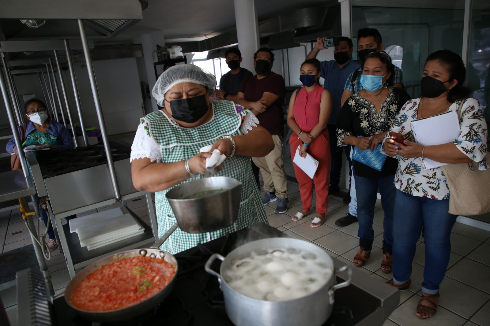 La mujer está orgullosa de preparar manjares de sus ancestros La mujer está orgullosa de preparar manjares de sus ancestros