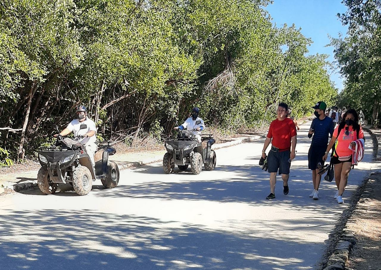 Policías en motopatrullas vigilan el acceso hacia la zona arqueológica de Tulum tras los hechos violentos de ayer Policías en motopatrullas vigilan el acceso hacia la zona arqueológica de Tulum tras los hechos violentos de ayer