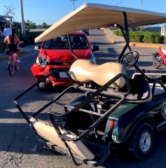 El golf número 13, de la arrendadora "M", perdió un neumático, caseta y el asiento trasero por el impacto que tuvo con el taxi El golf número 13, de la arrendadora "M", perdió un neumático, caseta y el asiento trasero por el impacto que tuvo con el taxi