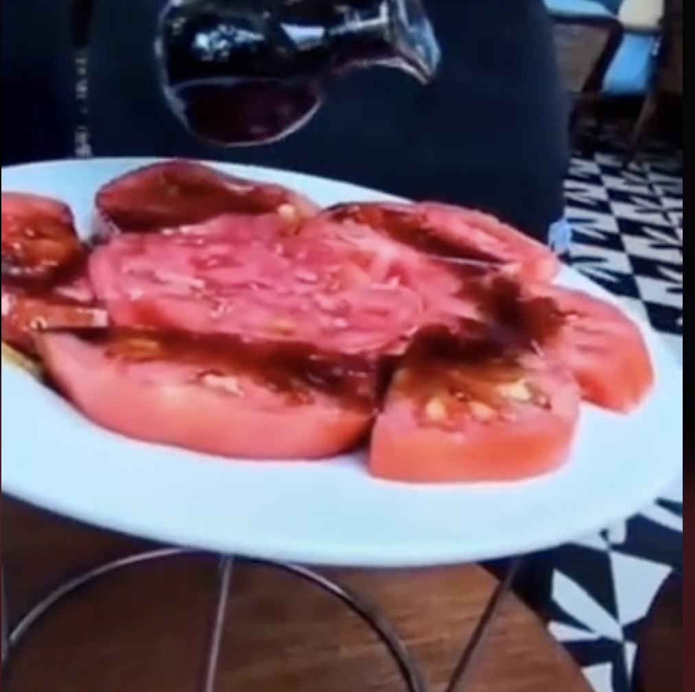 Una simple ensalada jitomate con algunos aderezos tiene un costo de 300 pesos en este restaurante. Foto: Captura de Pantalla