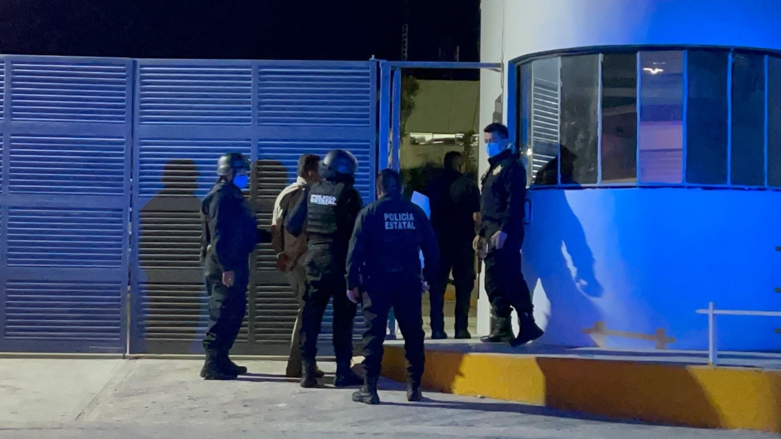 La FGE Campeche derivó que no era un delito de su competencia, debido al calibre del arma asegurada, por lo que llevaron al detenido a la FGR en la capital del Estado La FGE Campeche derivó que no era un delito de su competencia, debido al calibre del arma asegurada, por lo que llevaron al detenido a la FGR en la capital del Estado