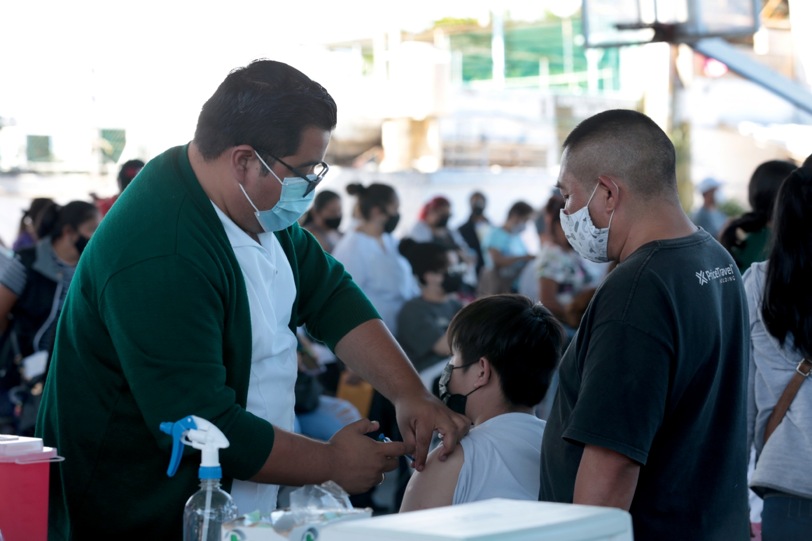 Cerca de 6 mil 168 jóvenes fueron vacunados en el Domo Deportivo “Jacinto Canek” y en el Hospital General de Cancún Cerca de 6 mil 168 jóvenes fueron vacunados en el Domo Deportivo “Jacinto Canek” y en el Hospital General de Cancún