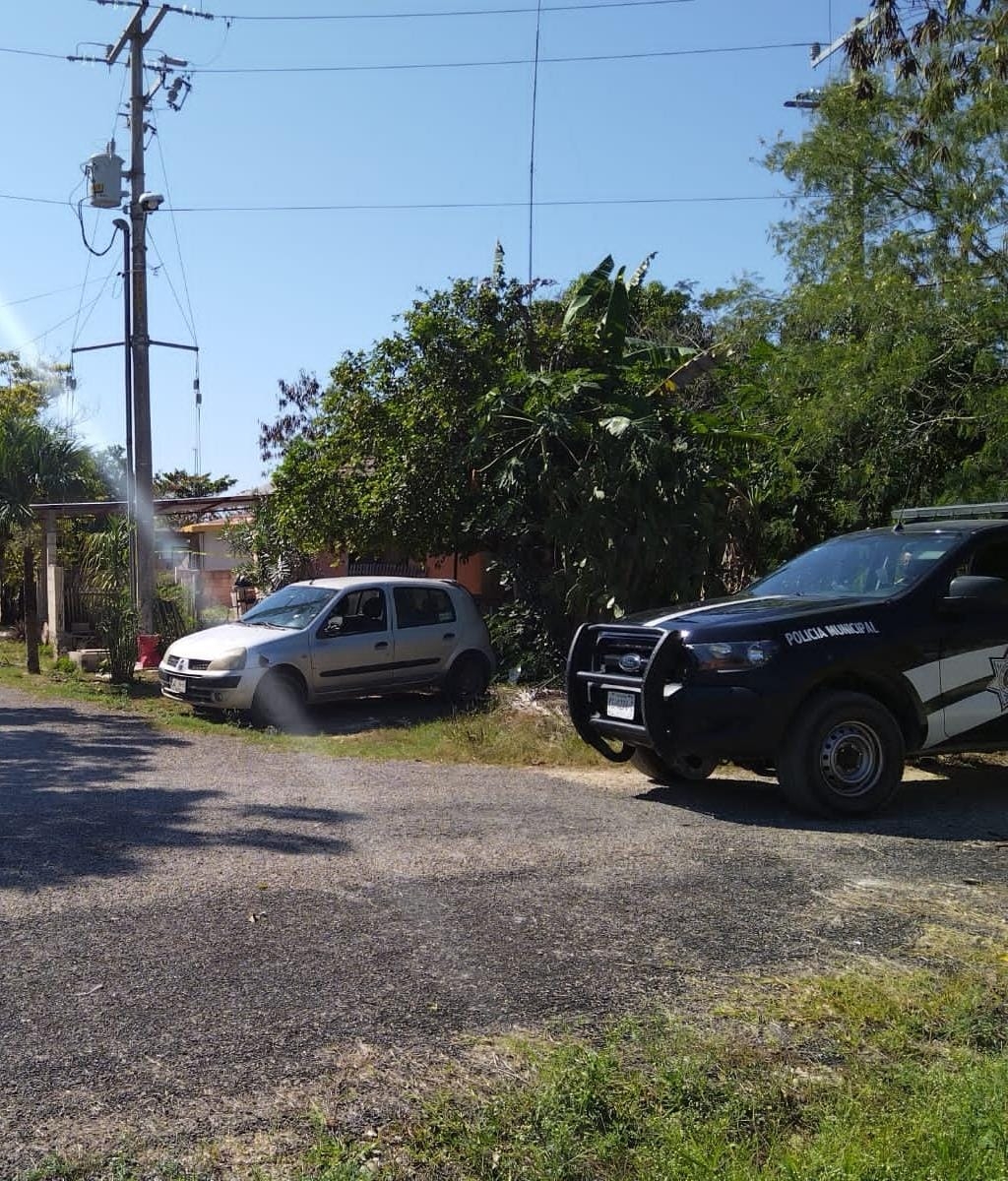 Vecinos llamaron a los paramédicos para darle los primeros auxilios a la mujer, pero fue demasiado tarde Vecinos llamaron a los paramédicos para darle los primeros auxilios a la mujer, pero fue demasiado tarde