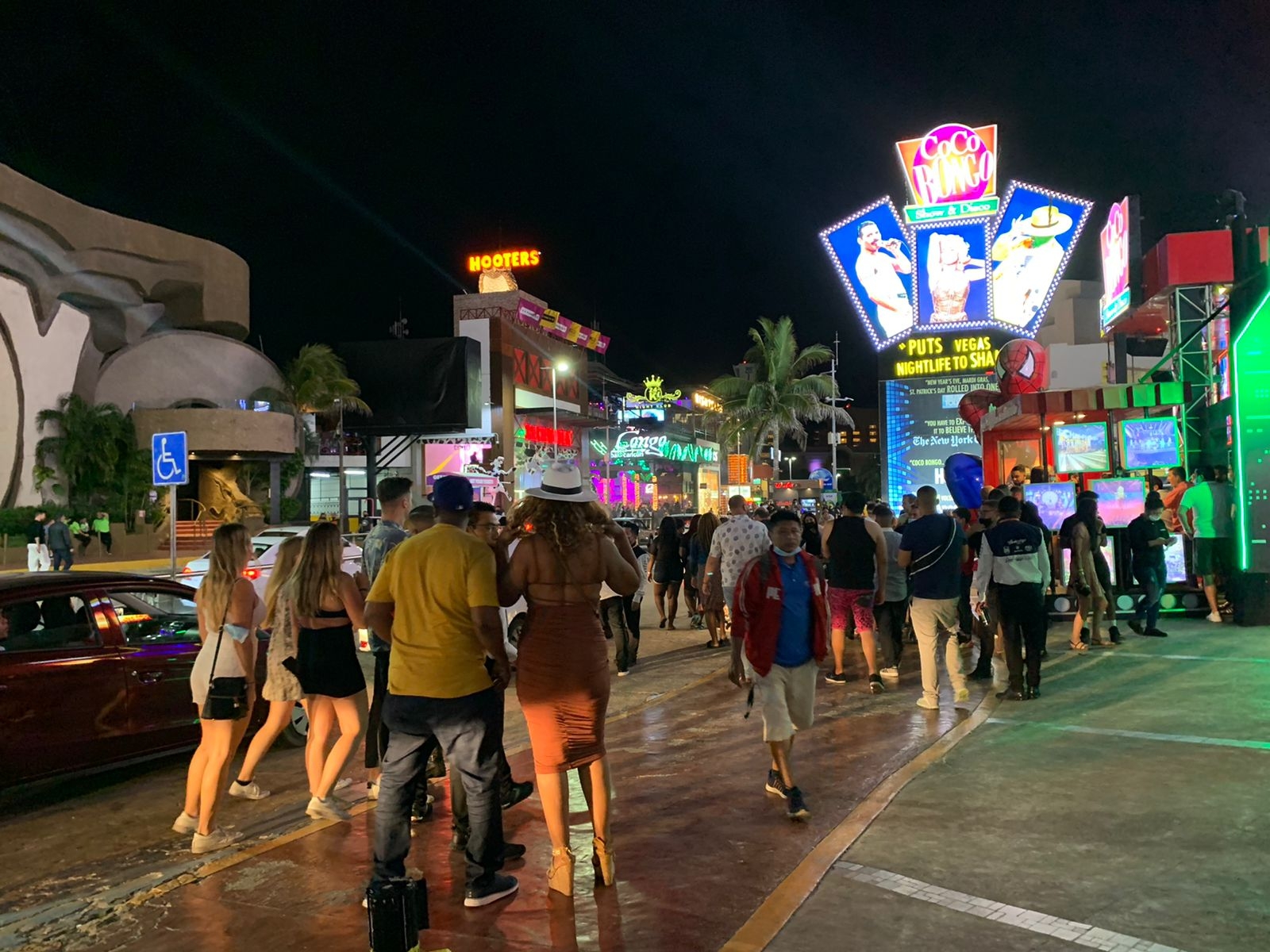 Cerca 500 turistas se encuentran en las inmediaciones del lugar a la espera de entrar a los antros para bailar, beber y fumar