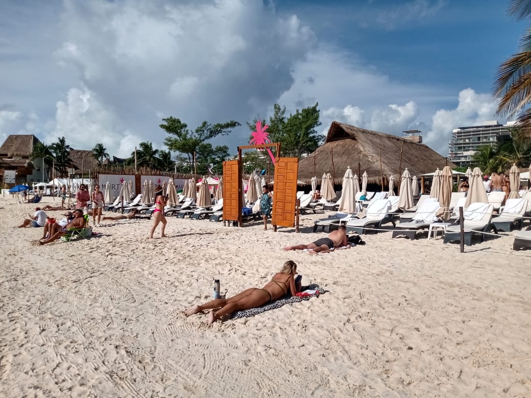 Club 'La Martina' invade con camastros un arenal público en Playa del Carmen