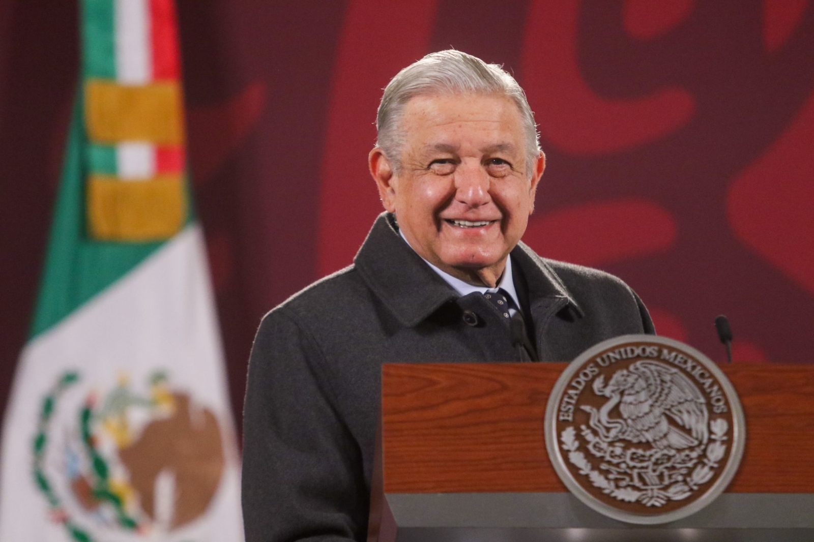 El presidente López Obrador contó que tomó miel para la garganta, aunque el limón estuviera caro.