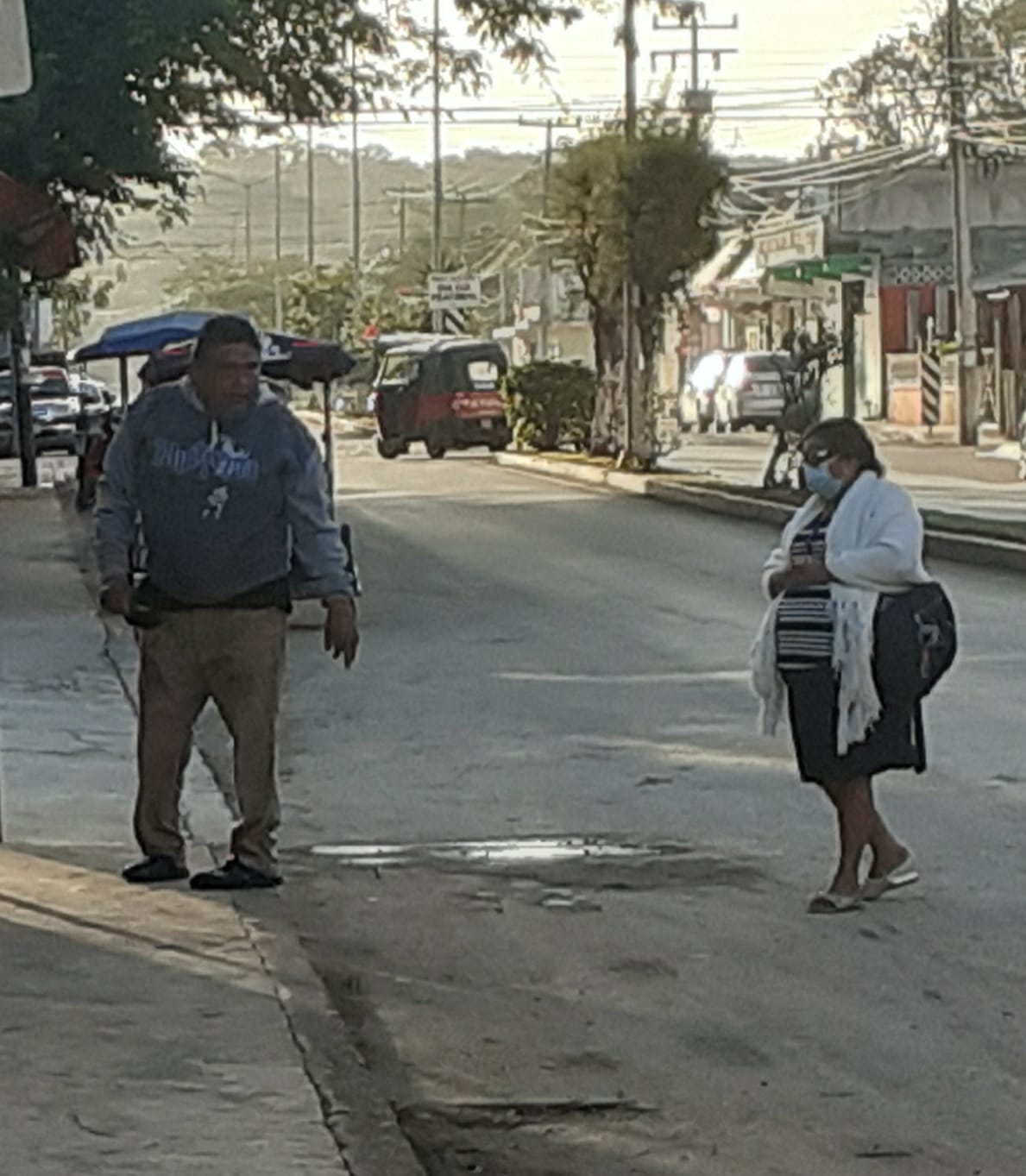 Las bajas temperaturas no fueron impedimento para que varios pobladores salieran a la calle